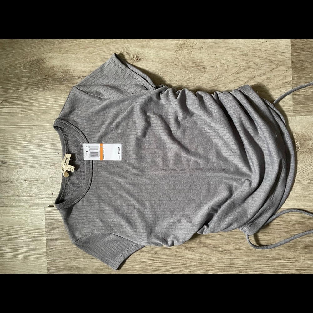 New with tag, ribbed side-tie t-shirt in grey. Size S